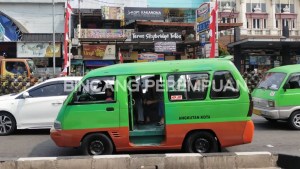 Angkot trayek 02 jurusan Sukasari–Bubulak sedang menunggu penumpang di Alun-Alun Kota Bogor. (Foto: Mutiara Ananda)