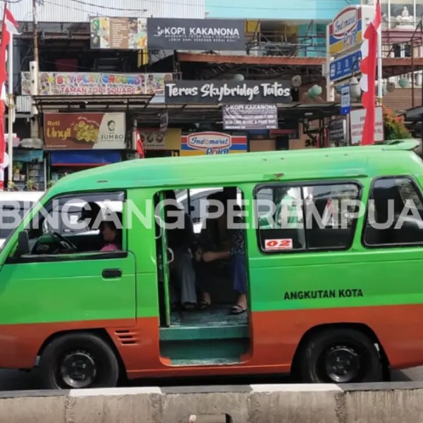 Angkot trayek 02 jurusan Sukasari–Bubulak sedang menunggu penumpang di Alun-Alun Kota Bogor. (Foto: Mutiara Ananda)