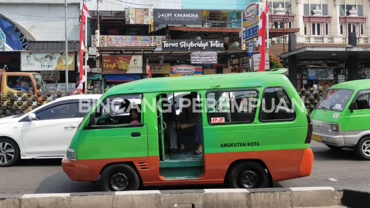 Angkot trayek 02 jurusan Sukasari–Bubulak sedang menunggu penumpang di Alun-Alun Kota Bogor. (Foto: Mutiara Ananda)